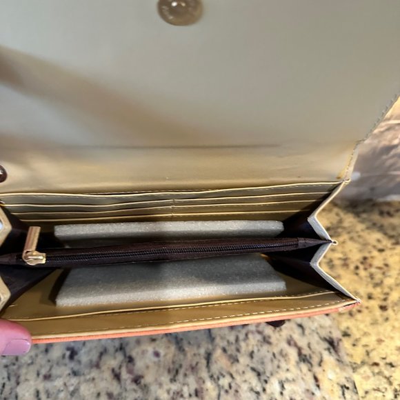 Alyssa Vegan Leather Wristlet BNWT - Picture 4 of 8